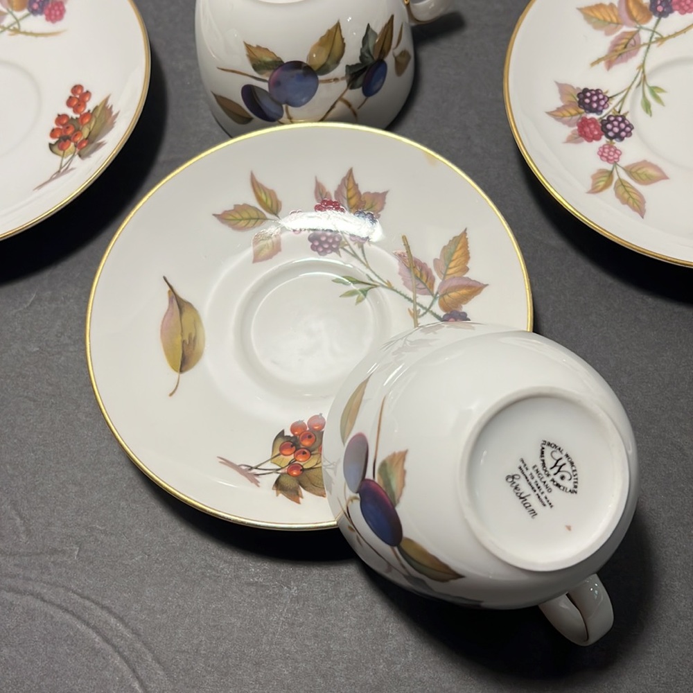 Royal Worcester Evesham Gold cups and saucers - Picture 4 of 10